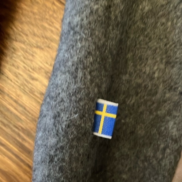 Medium women’s Fjall Raven Gray Cape Jacket with Hood removable Faux Fur Trim - Picture 5 of 12